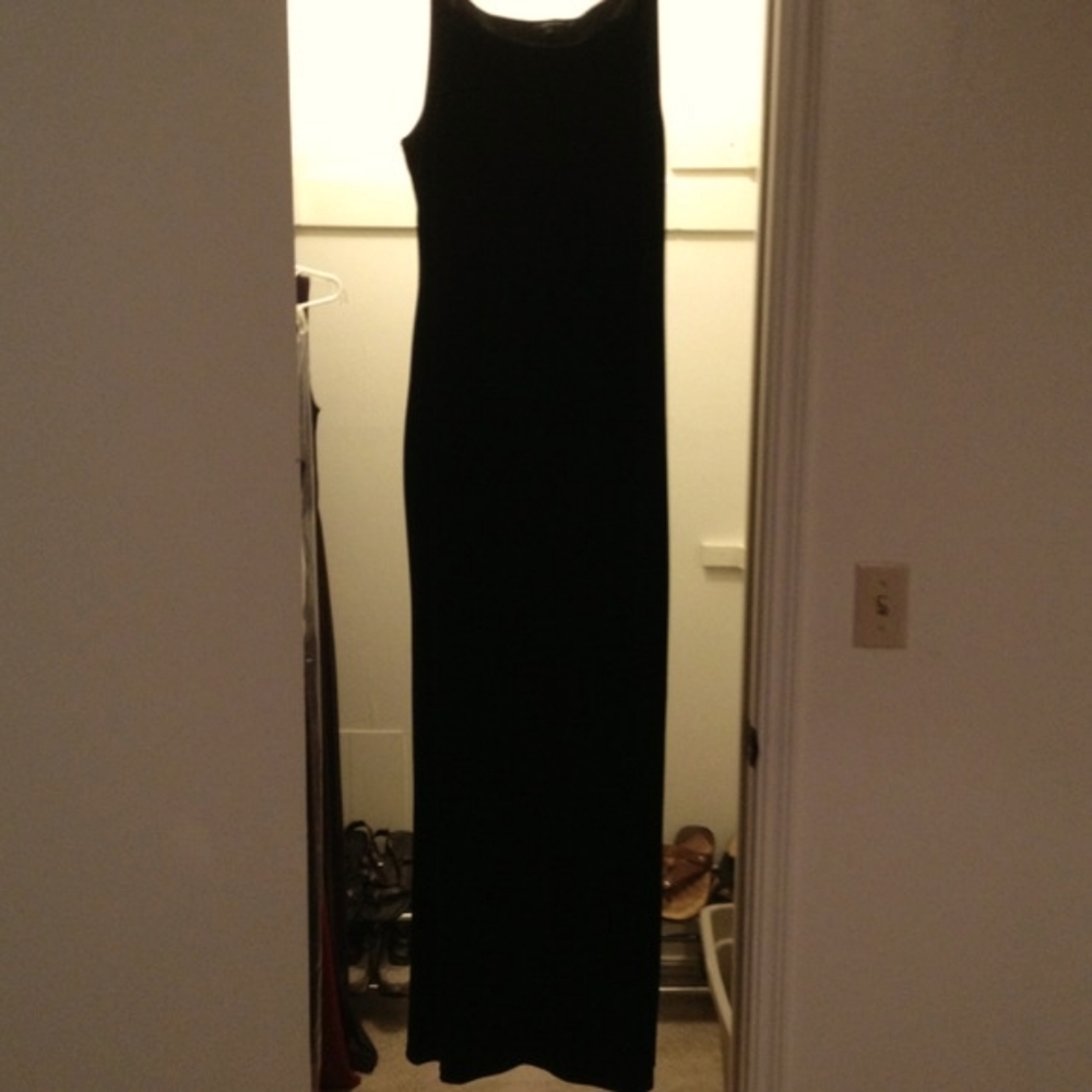 Black sleeveless velvet evening dress